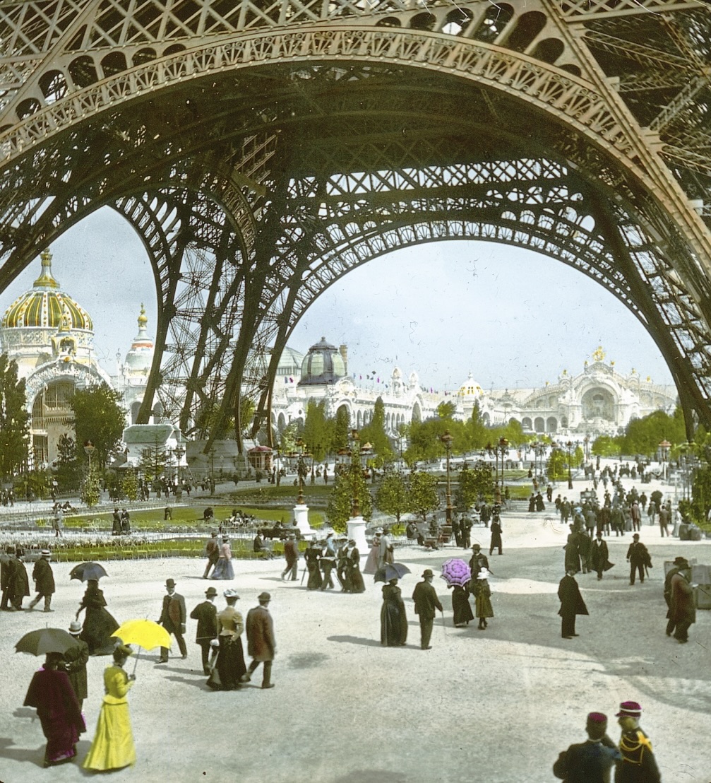 This is what Paris looked like a century ago.

Excluding Eiffel's tower, most of what you see here was demolished.

It was all built for the world's fairs... (thread) 👇