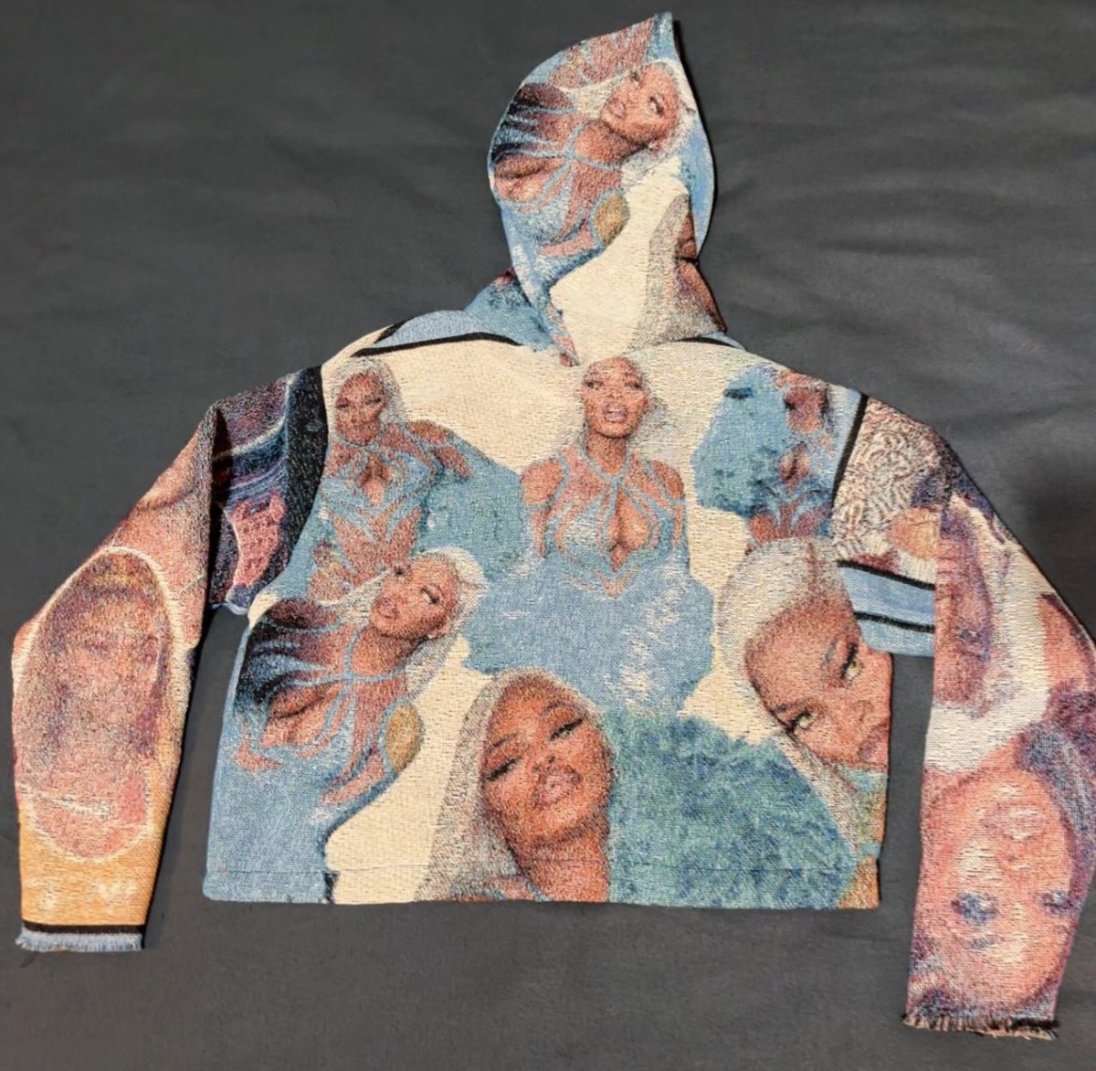 __BigMeechx's tweet photo. @ThegirlJT SEND ME YOUR P.O BOX # !!! I GOTTA SEE YOU IN THIS HOODIE !! DM ME 🖤 https://t.co/b05NsRpMAb