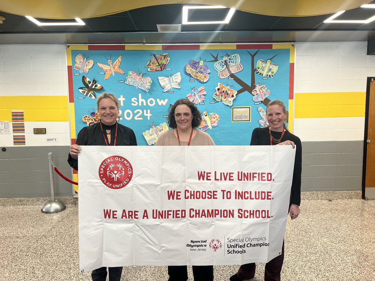 We are excited to receive our Banner of Participation from <a href="/SpecialOlympics/">Special Olympics</a> for leading the inclusion revolution through our Unified Program. <a href="/Jen1Curry/">Jennifer Curry</a> <a href="/kristymc24/">𝒦𝓇𝒾𝓈𝓉𝓎 𝑀𝒸𝐹𝒶𝓇𝓁𝒶𝓃𝑒</a> <a href="/DeborahReiber/">Debbie Reiber</a> <a href="/debhuffman_/">Deborah Huffman</a> <a href="/SuptMOTSD/">Sumit Bangia</a>