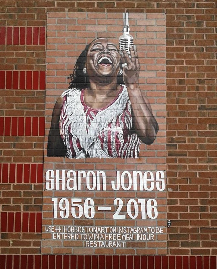 A beautiful mural of Sharon created in 2017. Check out the full article about the mural below. #RIPSharonJones #SharonJones #HouseOfBlues vanyaland.com/2017/01/17/hou…