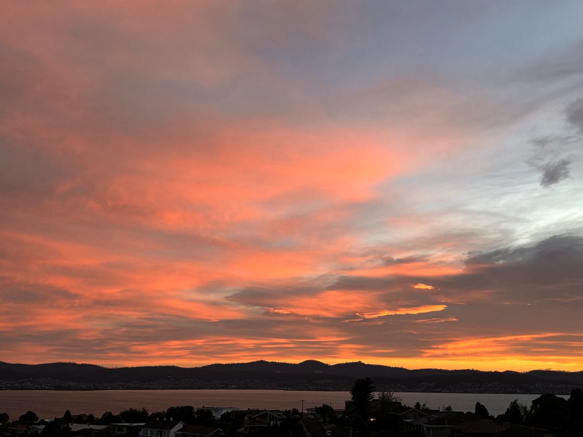 cjhenri's tweet photo. Welcome Thursday. High fire risk danger today. Only 6 days until I'll be touching down in Dublin.
#sunrise #hobartandbeyond #tasmaniawhyweloveit #thomasfrancismahertricolourcelebration #digitalrepositoryireland #rosesfromtheheart https://t.co/7j23EMur7H