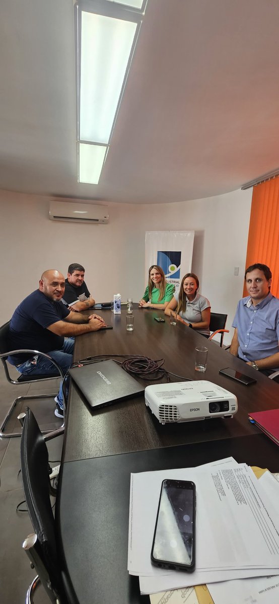 🤝🏻 #vinculación
Nuestro el Pte. <a href="/CFiereder/">Cristian Fiereder</a> junto a la Vice <a href="/IvanaTaborda/">Ivana Taborda</a> y la gerente  Angelina Macua, se reunieron con representantes de <a href="/uomsantafe/">UOM Santa Fe</a> con el objetivo de traccionar acciones en forma conjunta en pos del crecimiento  del sector🏭🔩
 
¡Gracias  por visitarnos!