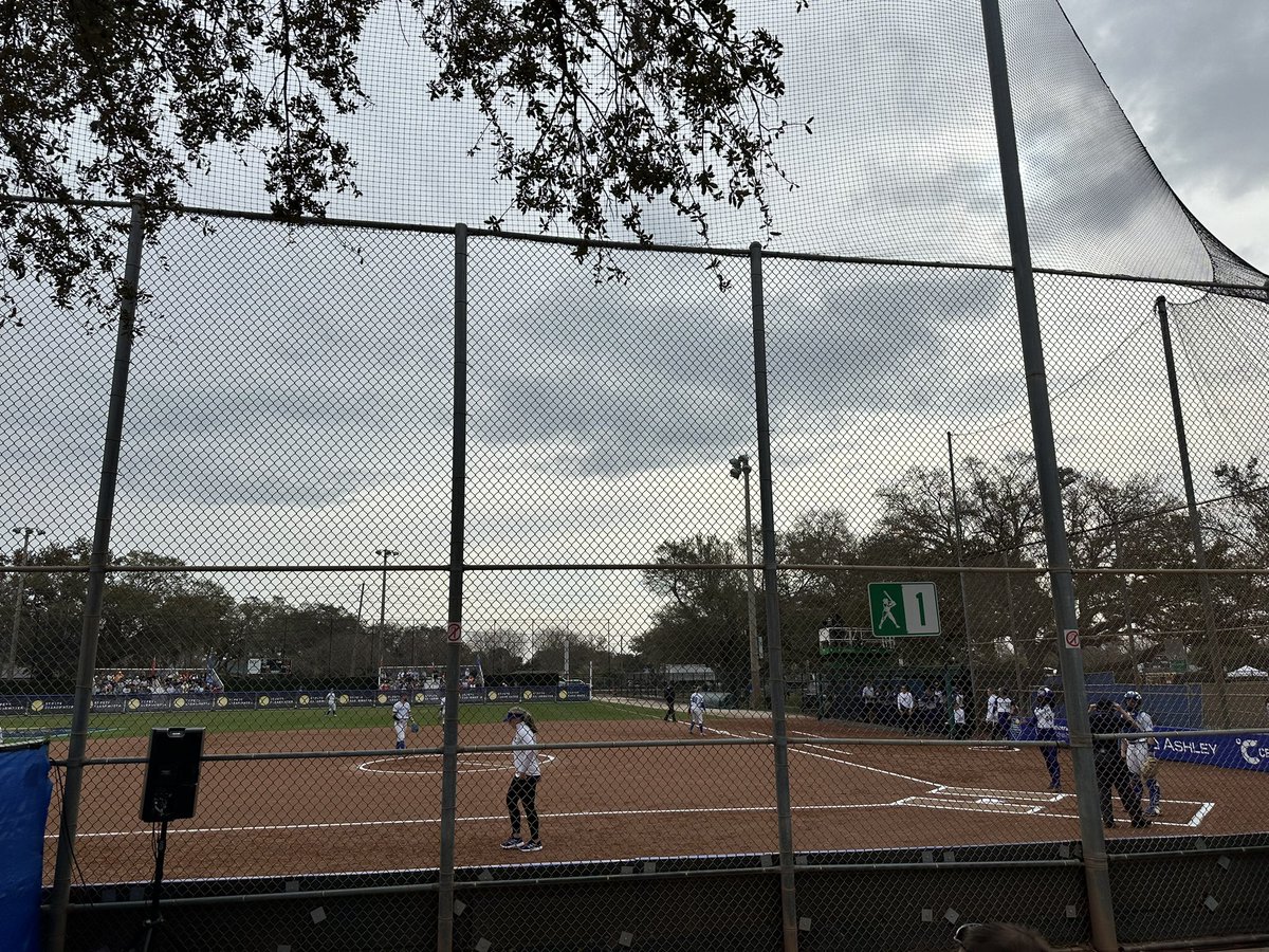 aliekennedy47's tweet photo. the AACCC was in Clearwater, FL this past weekend!! 🌴☀️We had the opportunity to watch Washington vs Kentucky &amp; Washington vs Minnesota! The intense games &amp; the fun atmosphere was an incredible experience. Nothing better than watching &amp; training high level softball 🥎🩷 https://t.co/n31nc4t2Is