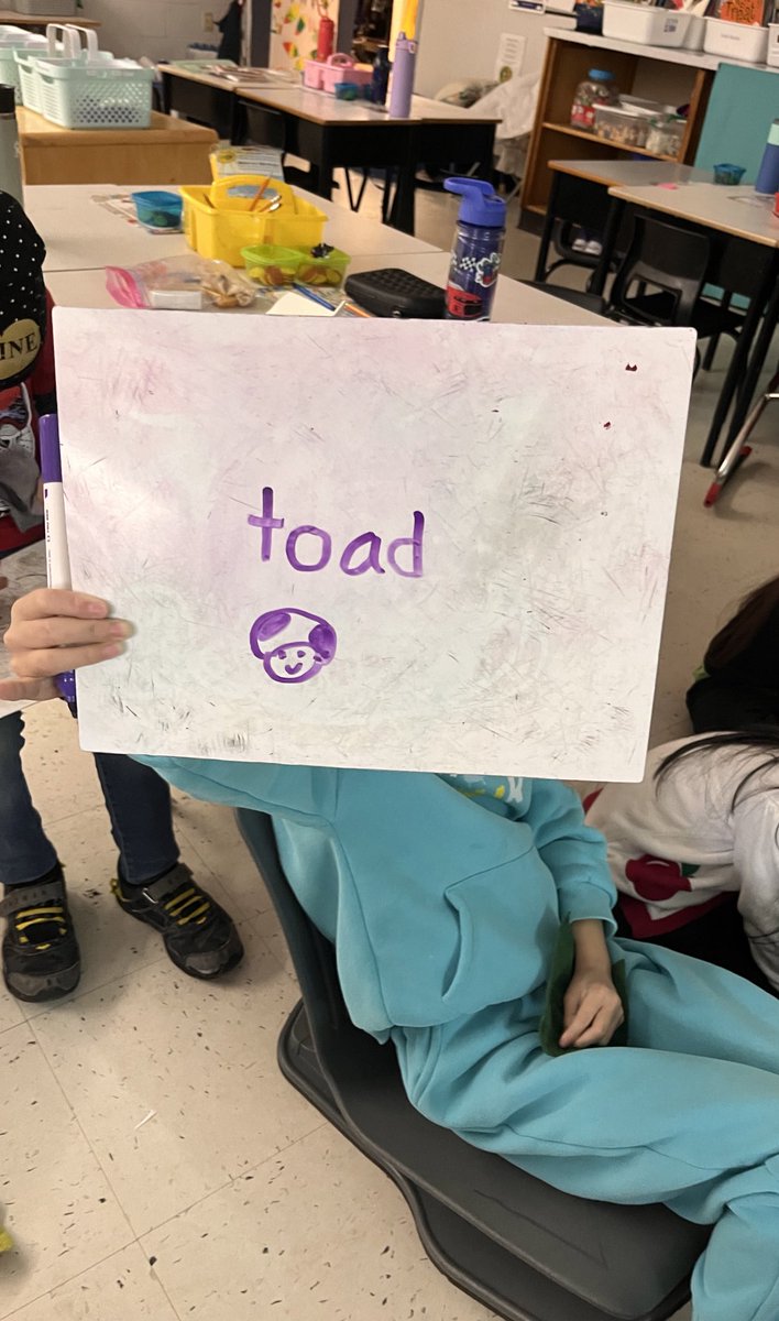 Mrs_Walker95's tweet photo. We’ve been learning so much about vowel teams this month! This week we talked about oa,oe and ow! https://t.co/hYg8tdsNO1