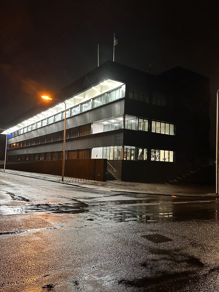 Einde werkdag! Het was een zeer productief dagje. Vanochtend had ik een afspraak met een slachtoffer in 1 van mijn stalkingszaken. Deels voor wat praktische zaken maar ook om terug te kijken op wat er het afgelopen half jaar allemaal gebeurd is. 

#zorgenveiligheid #stalking