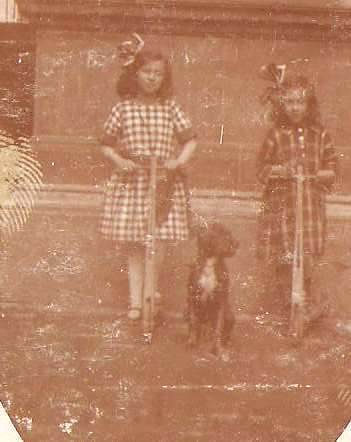 AuschwitzMuseum's tweet photo. 21 February 1934 | Dutch Jewish girl, Elisabeth Rimini, was born in Amsterdam.

She was deported from Amsterdam to #Theresienstadt ghetto in April 1943 and on 23 October 1944 she was deported to Auschwitz with her younger sister Sophia. They were both murdered in a gas chamber. https://t.co/5LjnrzeZQ6