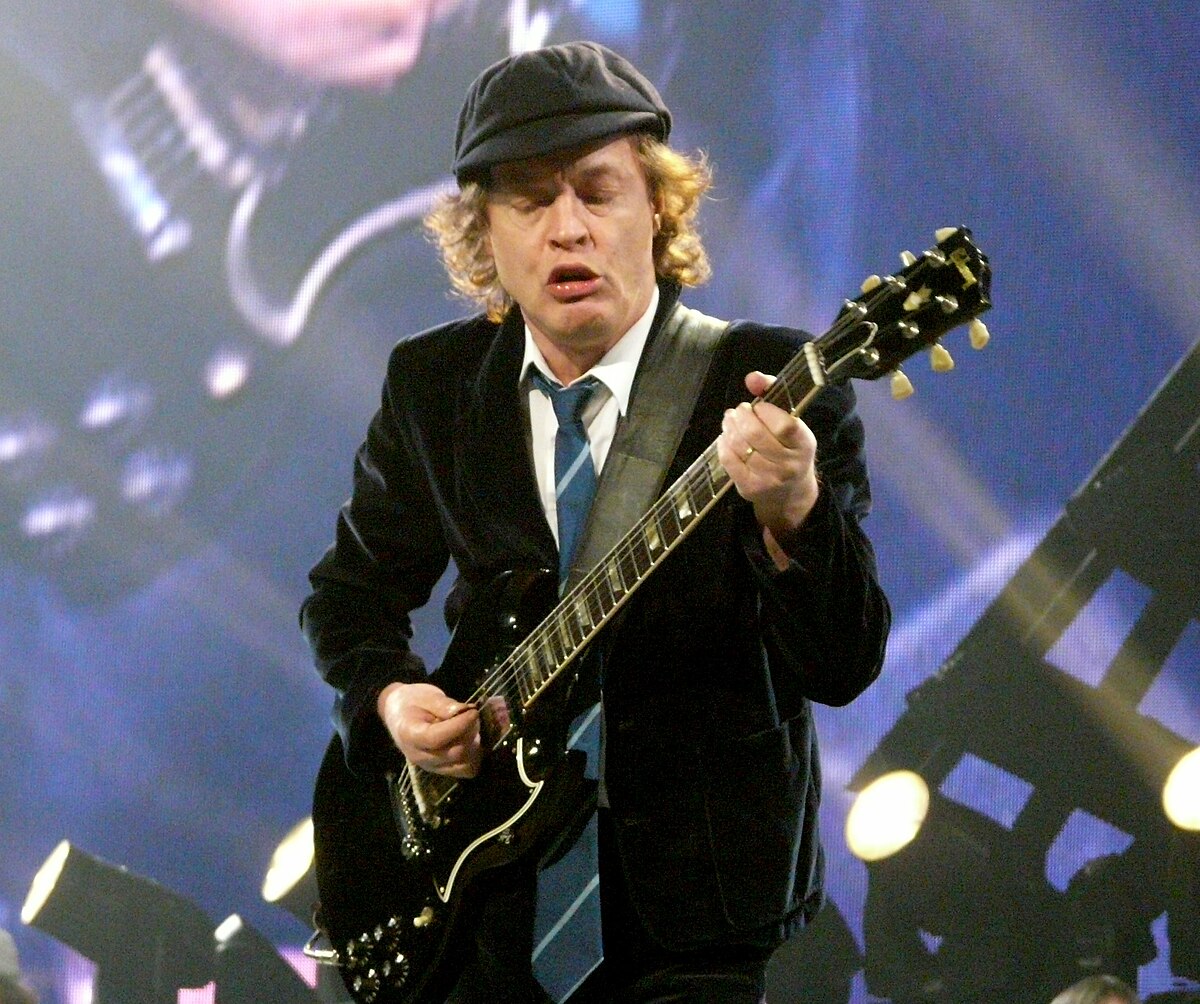 RockDay26's tweet photo. 🗓️ El 31 de marzo de 1955 nació Angus Young
🎸 Es el guitarra principal y uno de los fundadores de la banda de hard rock AC/DC
💿 Es una de las imágenes de la banda y el único miembro que ha permanecido desde su inicio. https://t.co/eJbvvq0EZ0