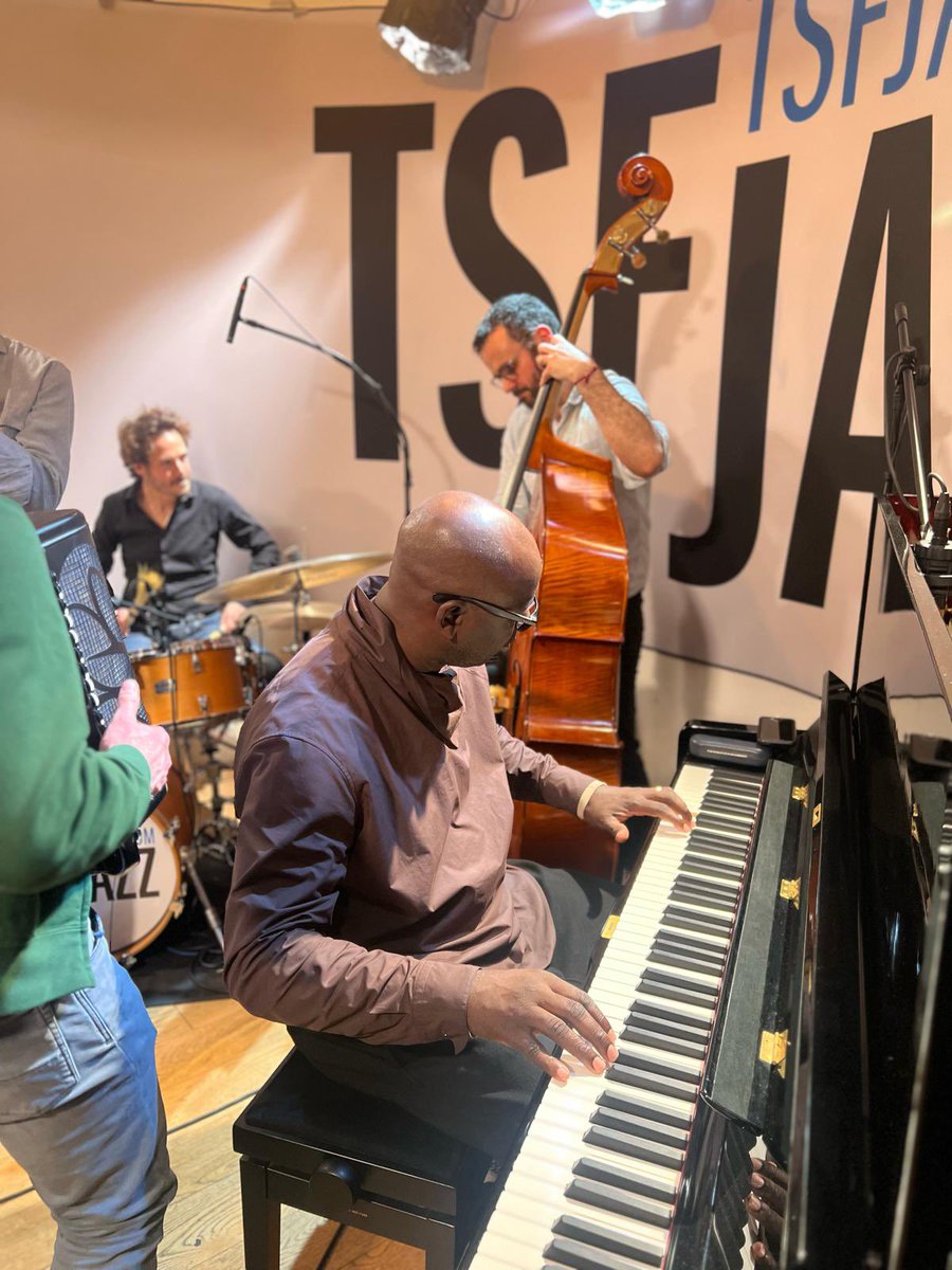 RadioTSFJAZZ's tweet photo. L’ancien footballeur Lilian Thuram était l’invité d’Ibrahim Maalouf. Coté musique, le batteur Matthieu Chazarenc s’est installé sur notre scène #improbox https://t.co/jJeD2HIjdL