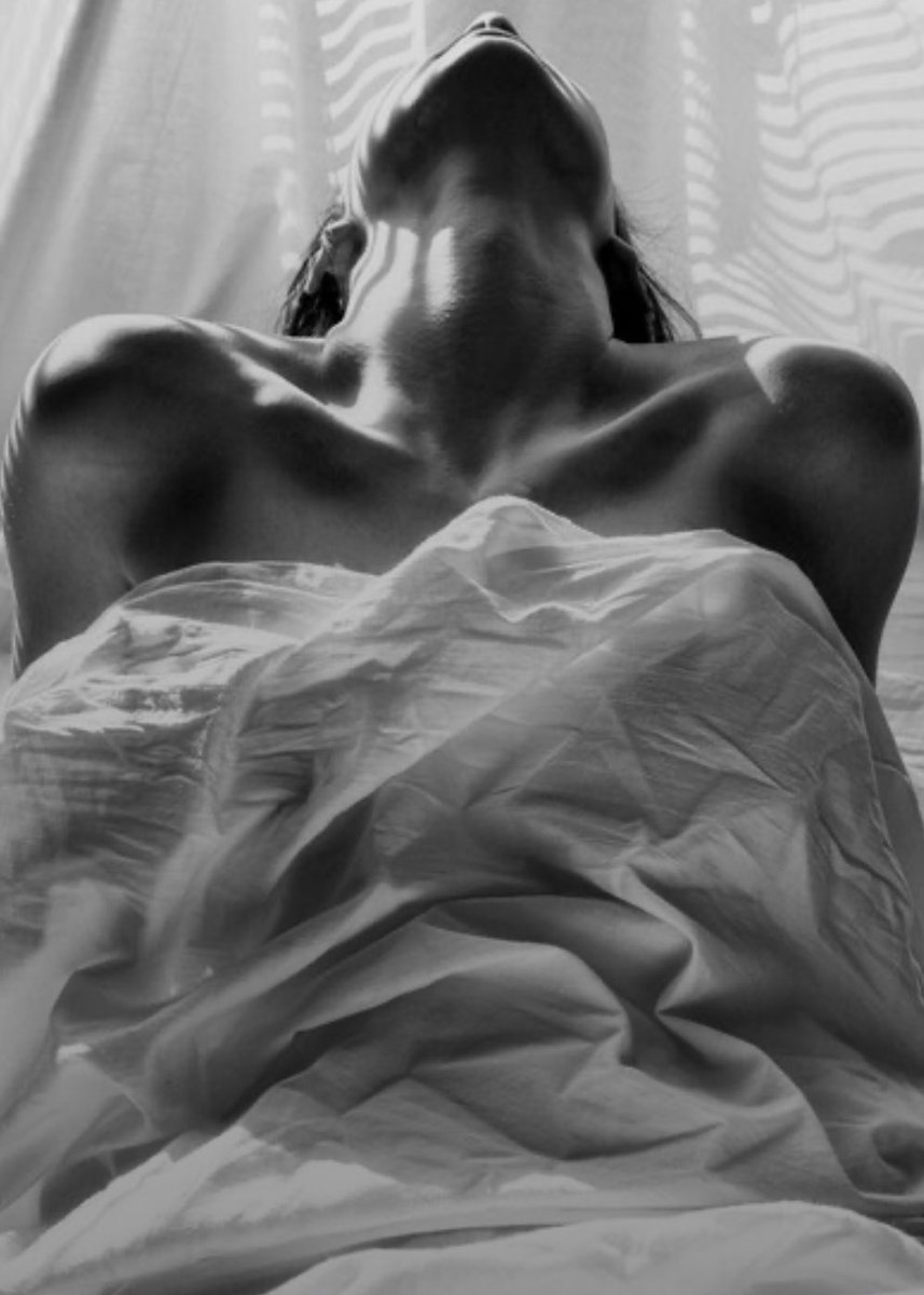 Her legs
His altar
His place of worship
On His knees
Undivided attention
For His Goddess
Quietly praying
The body of moist
The warm wine of lust
Indulging
Consuming
Granting

(undivided attention)

#roomprompt 

That 👊