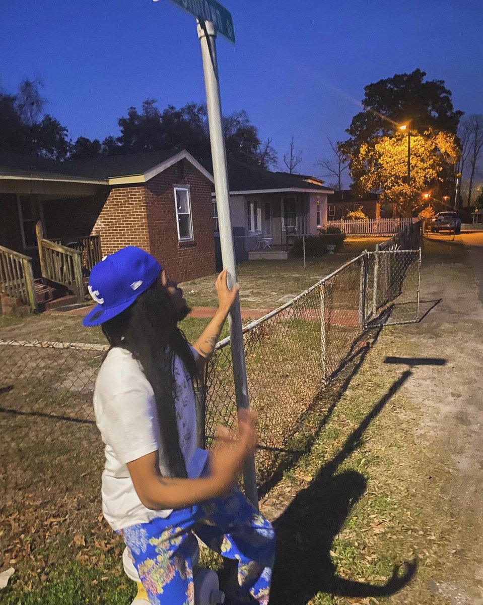 Kthuggaa's tweet photo. With A Bus 🚌 Ticcet 🎫 We Ain’t Lettin Shìt Ride We Don’t Give No Passes 🚷‼️ #LLDaGuys #FreeDaBros #BlueJesus🧞‍♂️ https://t.co/jrTko55UOf