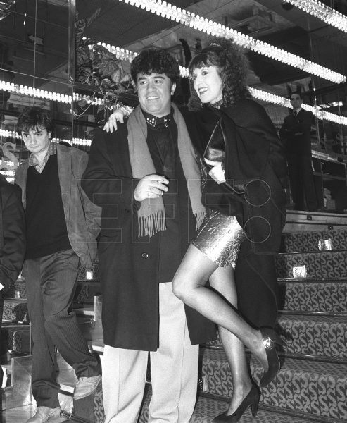 Hace 35 años, el director de cine Pedro Almodóvar posaba, junto a la actriz Loles León, a su llegada a una sala de fiestas madrileña donde recibió el premio 'Hombre del año 1988'. #EFEfototeca