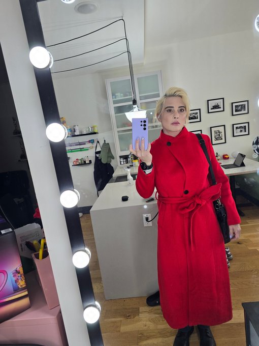 I'm the lady in the red wool coat https://t.co/ul0Tf2Zdfa<a href="/tag/realloyalfans"class="tags"><span>#realloyalfans</span></a>