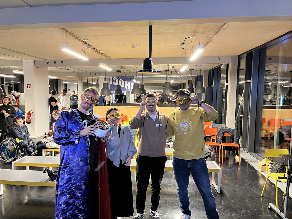 FlutterBerlin's tweet image. We got real carnival atmosphere in Flutter Berlin Meetup