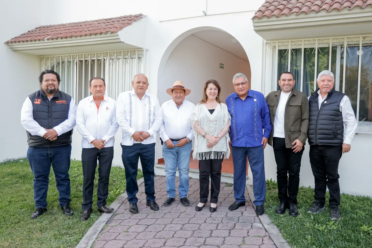 AgustinAgYaute's tweet photo. Fortaleciendo lazos de amistad y trabajo con mi amiga y Candidata a Gobernadora Margarita González Saravia, con mi amigo lider del SNTE Nacional el Profesor Alfonso Cerqueda , Joel Sánchez Vélez secretario General y del Presidente de Nueva Alianza Morelos Mario Luis Salgado. https://t.co/n4Ev06gpYV