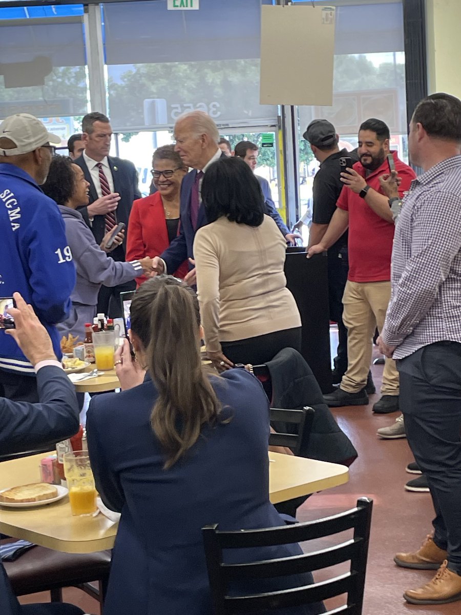 While posing for selfies in LA, ⁦@POTUS⁩ switched a customer’s phone to selfie mode. Customer surprised POTUS knew how to do that. “After the last guy, the bar’s on the floor,” POTUS responded