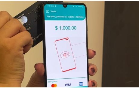 Davik's tweet photo. #TapToPhone es la apuesta del #BancodeBogotá para impulsar pagos digitales. Esta innovación busca favorecer a los microempresarios con una app que elimina el datáfono físico, simulando uno digital. Sin duda una alternativa económica. Conoce más aquí: https://t.co/BetAbI1hsd https://t.co/BYOW5gvdjs