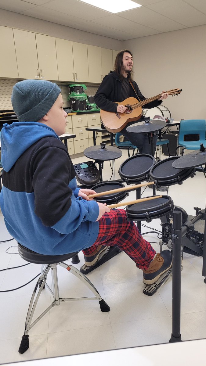 La boîte à musique avec Port-aux-poutines! Quel talent! <a href="/passepart_FCCF/">PassepART</a> @csfp_tnl