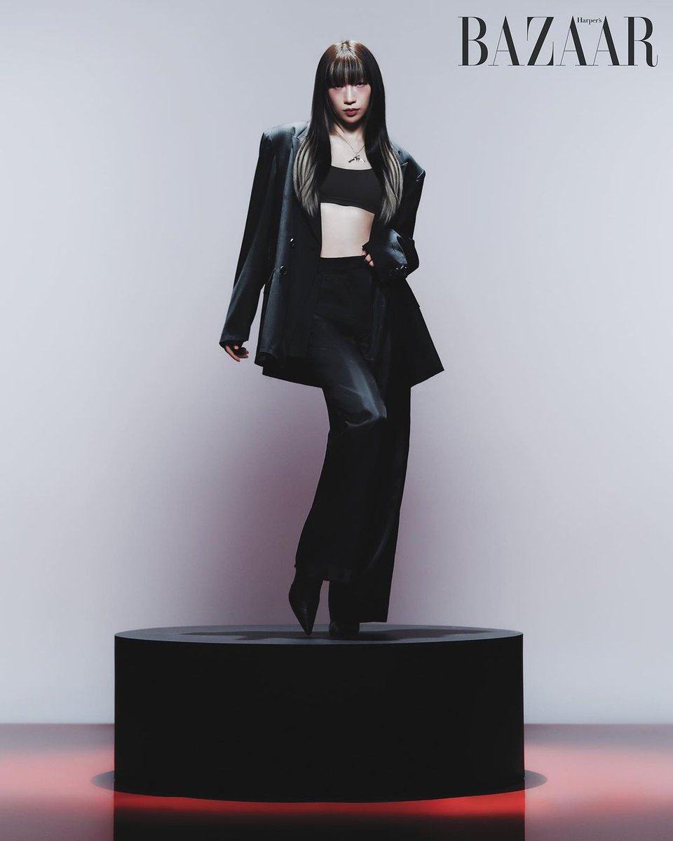 I'M GOING FERAL SHE LOOKS SO STUNNING