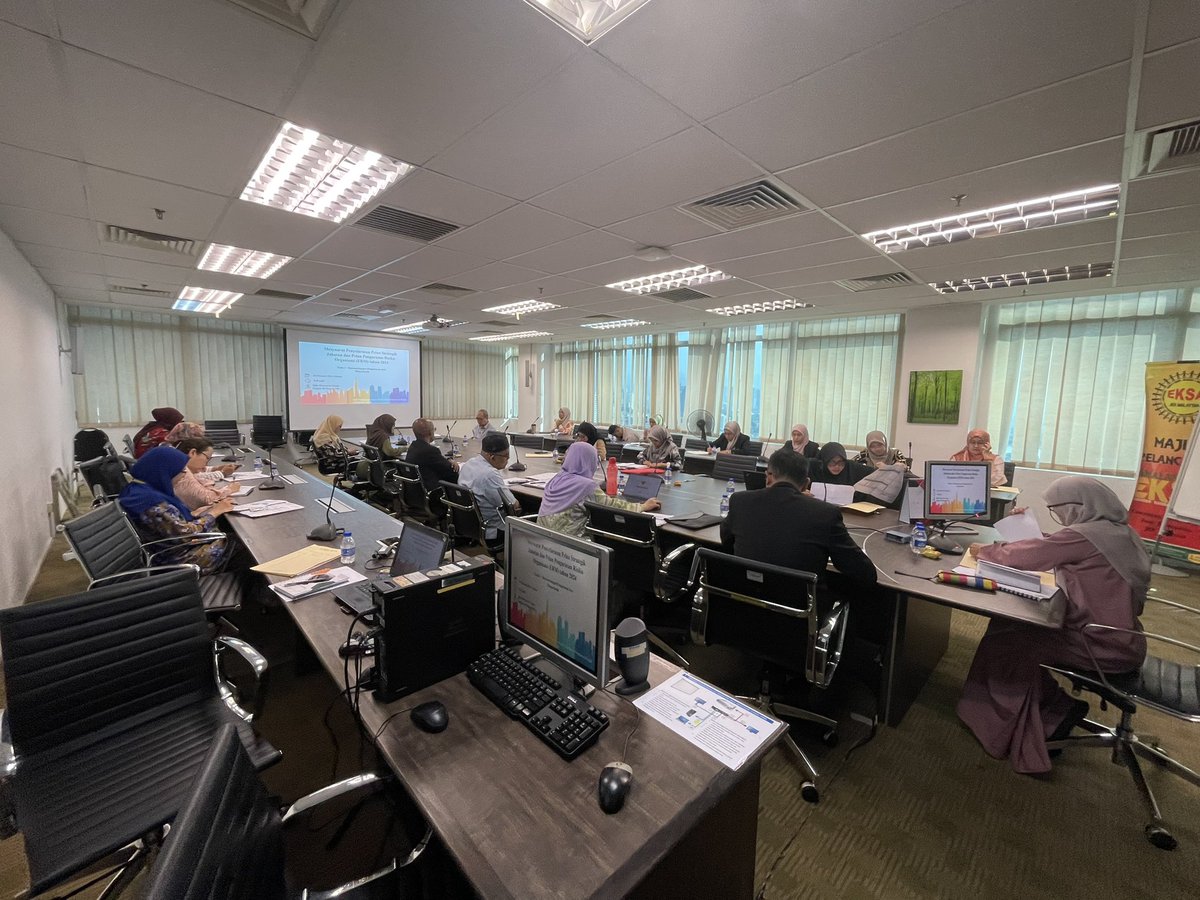 🗓️20 Feb 2024 
📷Bilik Mesyuarat Utama CPAB

Mesyuarat Penyelarasan Pelan Strategik JKR Tema 1 dan Pelan Pengurusan Risiko Organisasi (ERM) JKR Tema 1 bagi tahun 2024 yang dipengerusikan oleh Pengarah BPPK.

<a href="/JKRCPAB/">Caw. Perancangan Aset Bersepadu, JKR Malaysia</a> <a href="/RoslanisE/">Roslan bin Ismail</a> <a href="/Atikahz605/">Atikah zakaria</a>