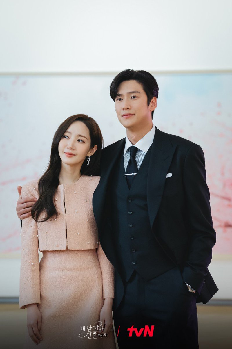 lala_raine's tweet photo. I look at this photo as InWoo assuring his MinYoung noona that things will be alright, that she will be okay and that he got her back. ❤️

He is not just her steady land but also her strong pillar to get through this drama. Thanks InWoo.🥹

#ParkMinYoung #NaInWoo #MarryMyHusband https://t.co/BitsvazF5n
