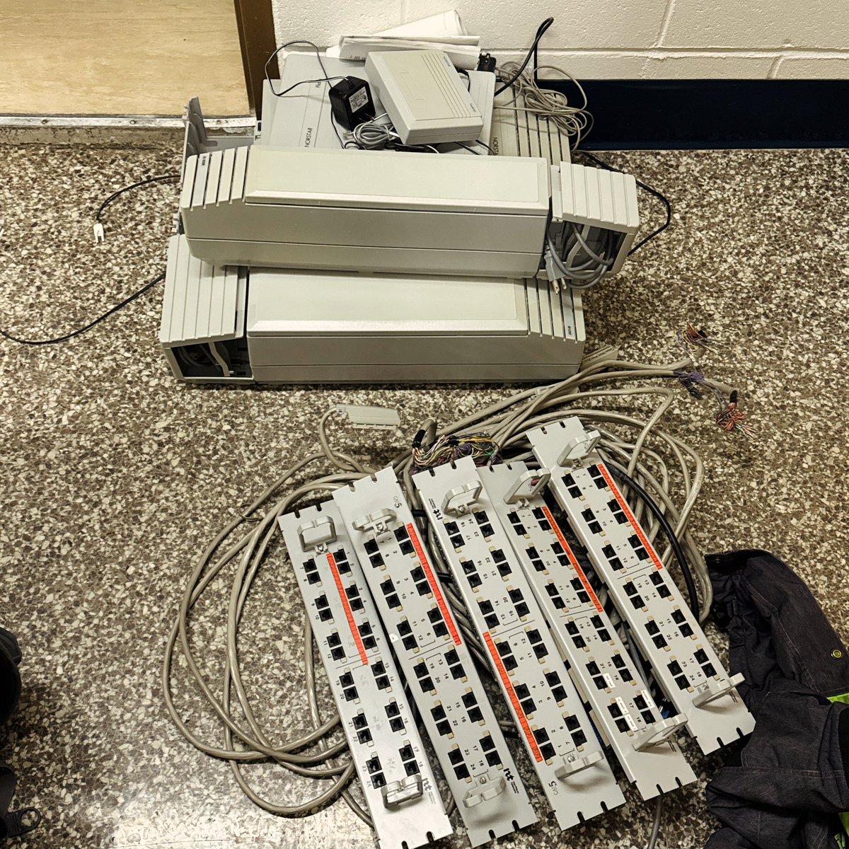 bmcbass's tweet photo. @NetEng_Ian I have an upgrade for you! Just pay shipping #nortel #norstar #fastrad https://t.co/AuoBTQJAuJ