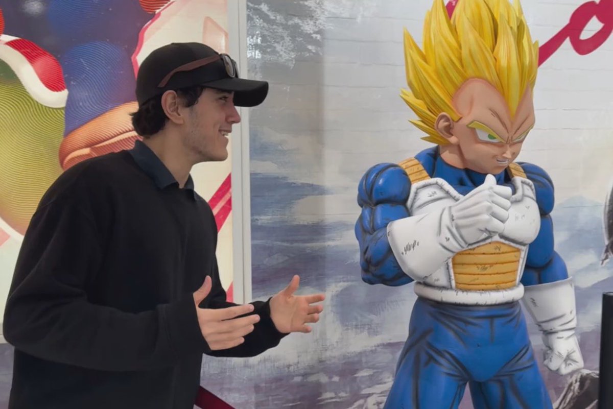 Roiereal's tweet photo. mi foto con vegeta https://t.co/hjSLzC9kHn