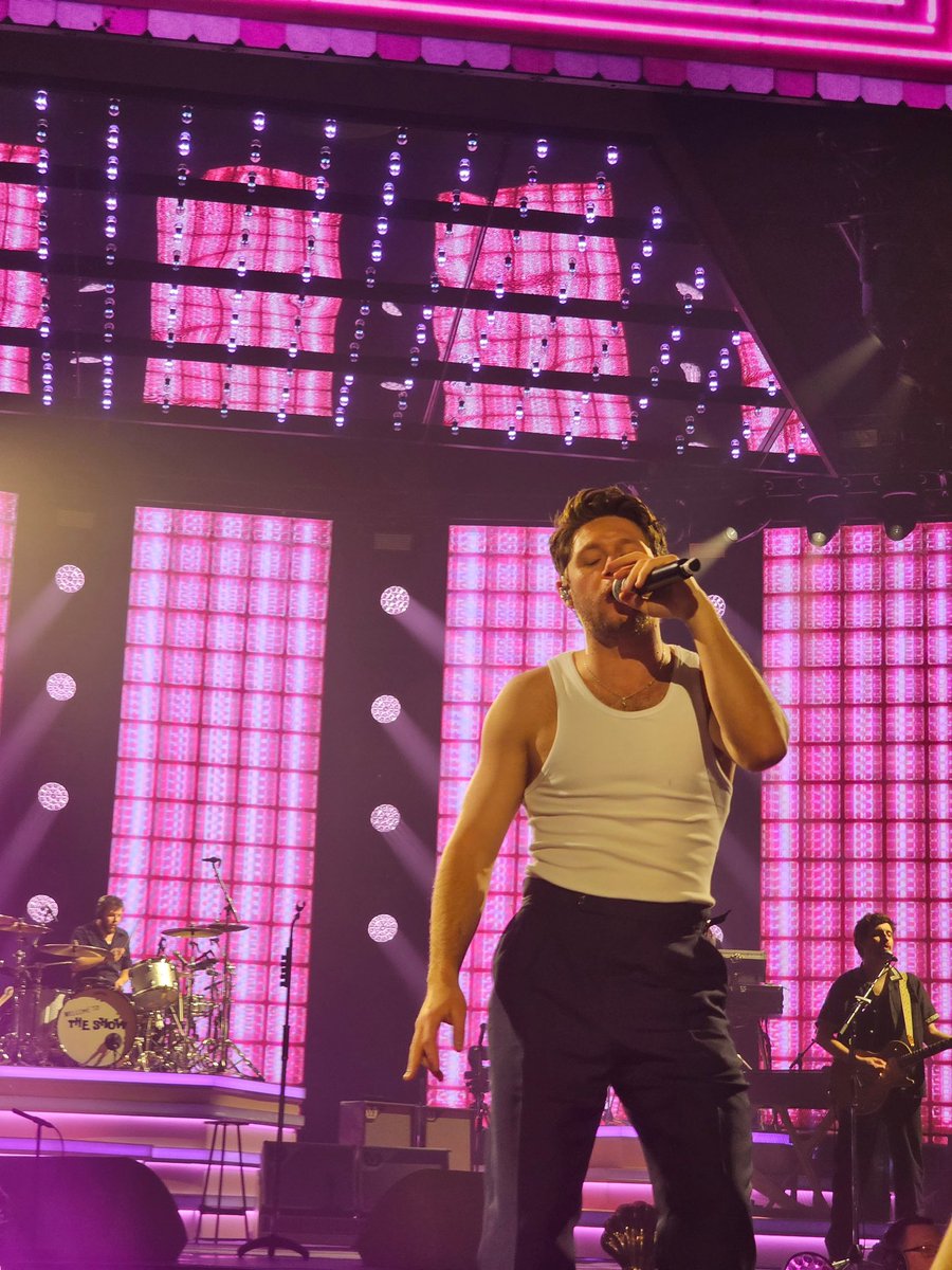 NiallHDailyNews's tweet photo. Niall Horan on stage in Belfast for night 2! https://t.co/L3Y8vewhhf