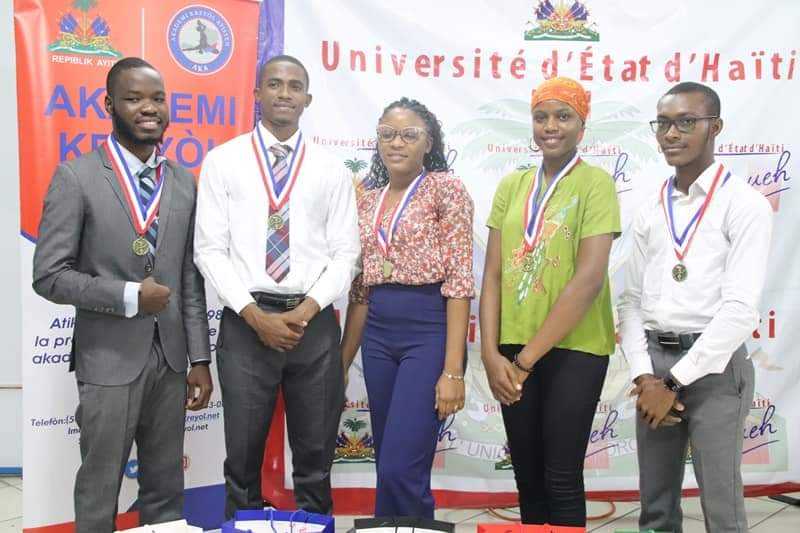 RTE_Menfp's tweet photo. Edikasyon/Kreyòl

«Lang manman: kreyòl nan lajistis», tèm selebrasyon ann Ayiti Jounen entènasyonal lang manman

21 fevriye 2024

Anba lobedyans Inivèsite Leta Ayiti a ak Akademi Kreyòl Ayisyen an, plizyè lòt enstitisyon tankou ministè Edikasyon nasyonal ak Fòmasyon pwofesyonèl (@MENFP_Education), Fakilte Dwa ak Syans ekonomik, Fakilte Lenguistik aplike, Ofis pwoteksyon sitwayen, Lekòl majistrati te mete ansanm pou selebre jodi mekredi 21 fevriye 2024 la Jounen entènasyonal lang manman.

Aktivite sa a te dewoule nan sal konferans rektora Inivèsite Leta Ayiti a an prezans reponsab tout enstitisyon ki site pi wo yo, men tou an prezans responsab plizyè lòt enstitisyon ak plizyè dizèn etidyan ki soti nan kèk antite nan Inivèsite Leta Ayiti a.

Si @UNESCO te chwazi yon tèm entènasyonal pou selebre jounen an, men aktivite yo te dewoule anba tèm nasyonal sa a : “Lang manman : kreyòl nan lajistis”. Se yon tèm ki bay eko ak youn nan moman fò jounen ki se lansman ‘’ Chè : lang kreyol nan lajistis”.

Pou minis Edikasyon nasyonal la ki t ap pale nan non pa l ak nan non kolèg li nan lajistis, Emmelie Prophète, se yon kokenn chenn desizyon. Selon minis @nesmymanigat, li te lè, li te tan pou enstisyon ki konsène yo te pran yon desizyon parèy, sitou lè li konsidere majorite jistisyab yo pa toujou konprann kisa tèks lwa yo di, kisa ki di nan dewoulman jijman yo, kisa ki di nan pwosedi yo, e menm lè lajistis kondane yo, yo pa toujou konprann sou kisa kondanasyon sa yo chita.

Daprè minis Manigat, konsiderasyon ki fèt pou lajistis la dwe fèt pou tout lòt sektè aktivite anndan peyi a paske tout Ayisyen bezwen konnen e konprann tout sa k ap fèt nan peyi a. Se sèl kreyòl la, lang ki simante tout Ayisyen ki kapab fè sa a.

Pandan entèvansyon li an, minis Manigat te pwofite raple tout jefò ministè Edikasyon nasyonal ap fè dènye ane sa yo pou fasilite lang kreyòl ayisyen an chita, byen chita, pi plis chak jou anndan lekòl yo. Minis la te mansyone distribisyon plis pase yon milyon « Liv inik an kreyòl ayisyen » pou klas premye ak dezyèm ane fondamantal atravè dis Direksyon depatmantal edikasyon yo (#DDE). Se nan menm sans sa a, ministè ap travay pou rann disponib nan lekòl piblik tankou lekòl prive plis pase yon milyon « Liv inik an kreyòl ayisyen » pou klas twazyèm ak katriyèm ane fondamantal.

Minis Manigat anonse, nan okazyon an, « #Liv_inik_nimerik » pou klas premye ak dezyèm ane fondamantal la pare. Nan kad yon eksperyans pilòt, ministè a anvizaje distribiye pou lane 2024-2025 la dimil tablèt nimerik avèk tout kontni pou de klas sa yo. 

Toujou nan lide pou kontinye ankouraje lang kreyòl la layite kò l anndan sistèm edikatif la, minis Manigat anonse, nan tèt kole avèk Fon nasyonal Edikasyon (@FNEHaiti), yon akonpayman finansye pou tout etidyan ki ta deside ekri memwa pou lisans, metriz oubyen tèz doktora yo an kreyòl. Pou piti, etidyan sa yo ap benefisye 500 mil goud pou soutni yo nan travay sa a.

👇🏽 https://t.co/lFyaaxkXL7