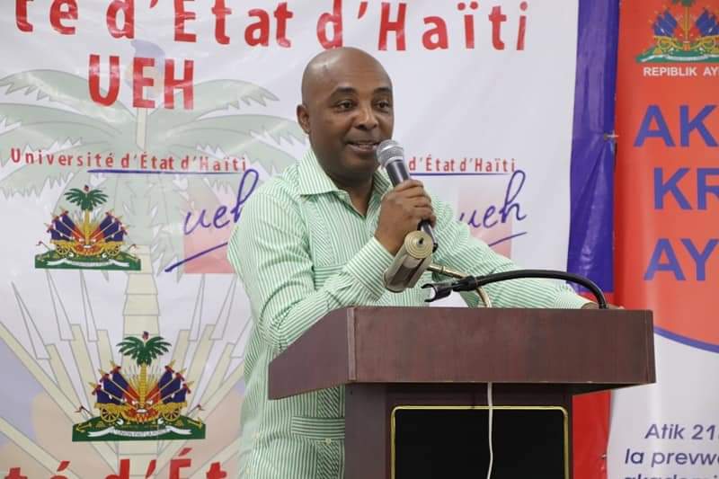 RTE_Menfp's tweet photo. Edikasyon/Kreyòl

«Lang manman: kreyòl nan lajistis», tèm selebrasyon ann Ayiti Jounen entènasyonal lang manman

21 fevriye 2024

Anba lobedyans Inivèsite Leta Ayiti a ak Akademi Kreyòl Ayisyen an, plizyè lòt enstitisyon tankou ministè Edikasyon nasyonal ak Fòmasyon pwofesyonèl (@MENFP_Education), Fakilte Dwa ak Syans ekonomik, Fakilte Lenguistik aplike, Ofis pwoteksyon sitwayen, Lekòl majistrati te mete ansanm pou selebre jodi mekredi 21 fevriye 2024 la Jounen entènasyonal lang manman.

Aktivite sa a te dewoule nan sal konferans rektora Inivèsite Leta Ayiti a an prezans reponsab tout enstitisyon ki site pi wo yo, men tou an prezans responsab plizyè lòt enstitisyon ak plizyè dizèn etidyan ki soti nan kèk antite nan Inivèsite Leta Ayiti a.

Si @UNESCO te chwazi yon tèm entènasyonal pou selebre jounen an, men aktivite yo te dewoule anba tèm nasyonal sa a : “Lang manman : kreyòl nan lajistis”. Se yon tèm ki bay eko ak youn nan moman fò jounen ki se lansman ‘’ Chè : lang kreyol nan lajistis”.

Pou minis Edikasyon nasyonal la ki t ap pale nan non pa l ak nan non kolèg li nan lajistis, Emmelie Prophète, se yon kokenn chenn desizyon. Selon minis @nesmymanigat, li te lè, li te tan pou enstisyon ki konsène yo te pran yon desizyon parèy, sitou lè li konsidere majorite jistisyab yo pa toujou konprann kisa tèks lwa yo di, kisa ki di nan dewoulman jijman yo, kisa ki di nan pwosedi yo, e menm lè lajistis kondane yo, yo pa toujou konprann sou kisa kondanasyon sa yo chita.

Daprè minis Manigat, konsiderasyon ki fèt pou lajistis la dwe fèt pou tout lòt sektè aktivite anndan peyi a paske tout Ayisyen bezwen konnen e konprann tout sa k ap fèt nan peyi a. Se sèl kreyòl la, lang ki simante tout Ayisyen ki kapab fè sa a.

Pandan entèvansyon li an, minis Manigat te pwofite raple tout jefò ministè Edikasyon nasyonal ap fè dènye ane sa yo pou fasilite lang kreyòl ayisyen an chita, byen chita, pi plis chak jou anndan lekòl yo. Minis la te mansyone distribisyon plis pase yon milyon « Liv inik an kreyòl ayisyen » pou klas premye ak dezyèm ane fondamantal atravè dis Direksyon depatmantal edikasyon yo (#DDE). Se nan menm sans sa a, ministè ap travay pou rann disponib nan lekòl piblik tankou lekòl prive plis pase yon milyon « Liv inik an kreyòl ayisyen » pou klas twazyèm ak katriyèm ane fondamantal.

Minis Manigat anonse, nan okazyon an, « #Liv_inik_nimerik » pou klas premye ak dezyèm ane fondamantal la pare. Nan kad yon eksperyans pilòt, ministè a anvizaje distribiye pou lane 2024-2025 la dimil tablèt nimerik avèk tout kontni pou de klas sa yo. 

Toujou nan lide pou kontinye ankouraje lang kreyòl la layite kò l anndan sistèm edikatif la, minis Manigat anonse, nan tèt kole avèk Fon nasyonal Edikasyon (@FNEHaiti), yon akonpayman finansye pou tout etidyan ki ta deside ekri memwa pou lisans, metriz oubyen tèz doktora yo an kreyòl. Pou piti, etidyan sa yo ap benefisye 500 mil goud pou soutni yo nan travay sa a.

👇🏽 https://t.co/lFyaaxkXL7