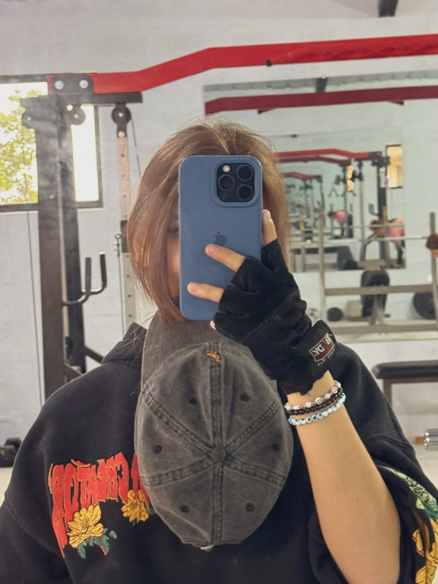 caroxd_'s tweet photo. Wtf ahora que lo pienso este febrero está potente 
-por fin entre el gym 
-me corte el cabello :D 
-ya firme un contrato con un programa 
-voy a entrar a un curso de inglés 
-estoy recuperando mi salud mental 
- y se vienen cositas https://t.co/MAJUyxRUpe