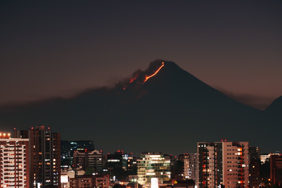 carbonvivo's tweet photo. El incendio del Volcán de Agua desde la Ciudad de Guatemala. https://t.co/LcwYheqntw