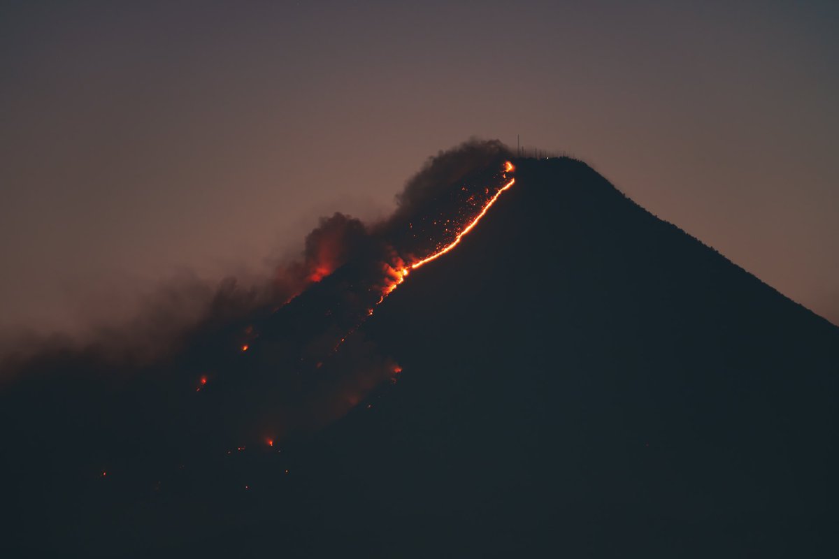 carbonvivo's tweet photo. El incendio del Volcán de Agua desde la Ciudad de Guatemala. https://t.co/LcwYheqntw