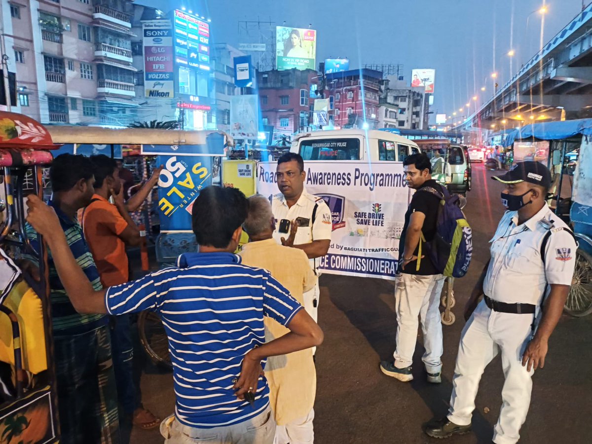 bidhannagarpc's tweet photo. 𝐅𝐨𝐥𝐥𝐨𝐰 𝐭𝐡𝐞 𝐫𝐮𝐥𝐞𝐬, 𝐲𝐨𝐮𝐫 𝐥𝐢𝐟𝐞 𝐢𝐬 𝐚𝐬 𝐩𝐫𝐞𝐜𝐢𝐨𝐮𝐬 𝐭𝐨 𝐮𝐬 𝐚𝐬 𝐭𝐨 𝐲𝐨𝐮𝐫𝐬! #SafeDriveSaveLives
An awareness program was conducted among local Rickshaws & Cycle riders about road safety issues, (1/3) https://t.co/ARjUcsa565