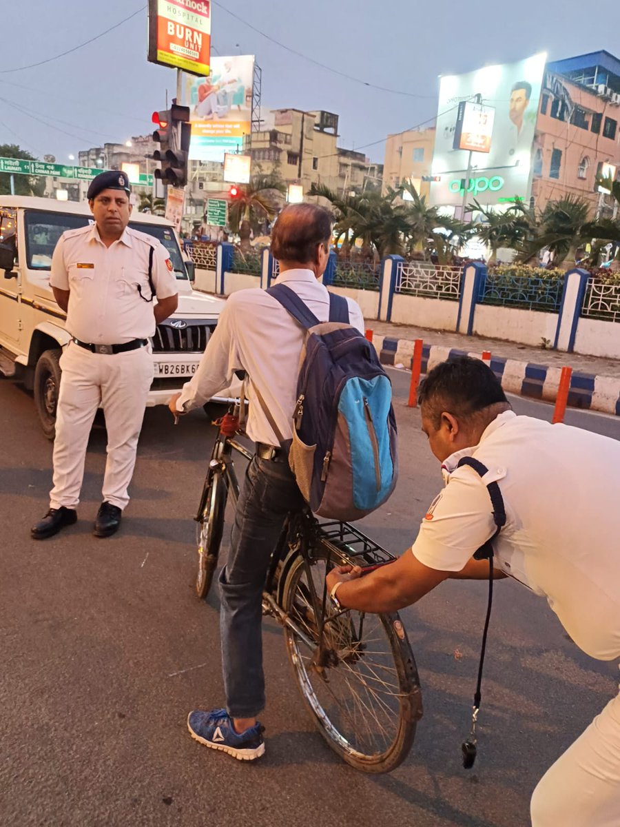 bidhannagarpc's tweet photo. 𝐅𝐨𝐥𝐥𝐨𝐰 𝐭𝐡𝐞 𝐫𝐮𝐥𝐞𝐬, 𝐲𝐨𝐮𝐫 𝐥𝐢𝐟𝐞 𝐢𝐬 𝐚𝐬 𝐩𝐫𝐞𝐜𝐢𝐨𝐮𝐬 𝐭𝐨 𝐮𝐬 𝐚𝐬 𝐭𝐨 𝐲𝐨𝐮𝐫𝐬! #SafeDriveSaveLives
An awareness program was conducted among local Rickshaws & Cycle riders about road safety issues, (1/3) https://t.co/ARjUcsa565