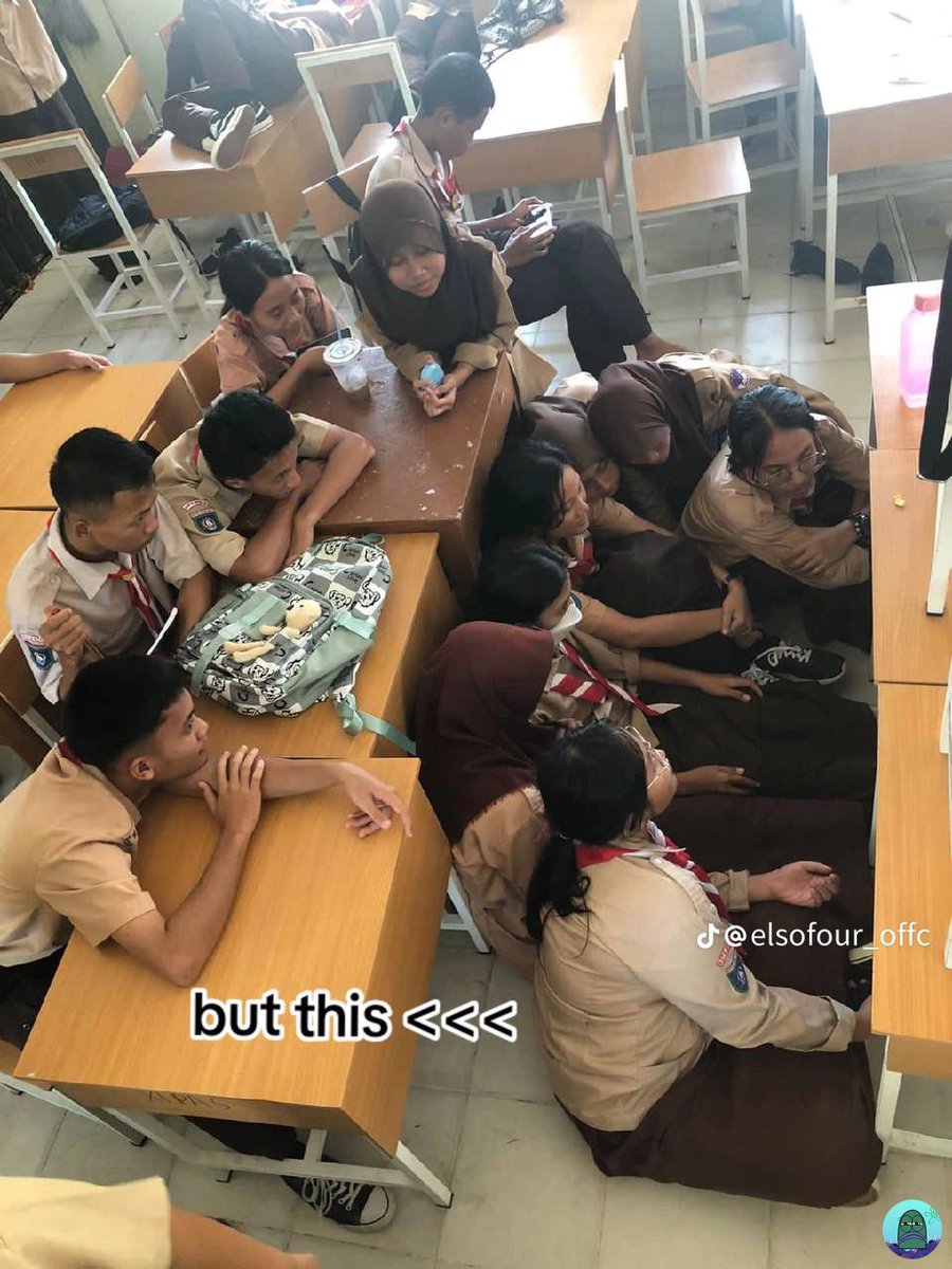 tanyakanrl's tweet image. Masih inget ga vibes nonton bareng di kelas? 💚