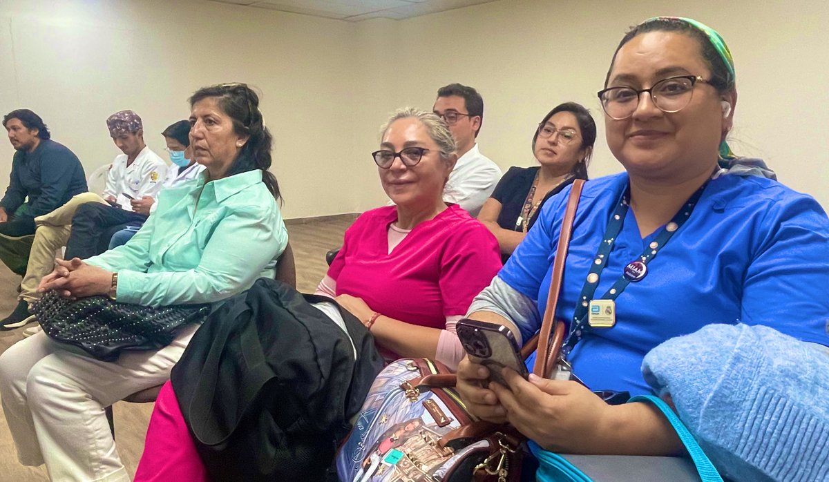 HIAyoraLoja's tweet photo. #ElNuevoEcuador | En el #DíaDelMédicoEcuatoriano el
gerente de @HIAyoraLoja @_diferco junto a @RodMontero7 ofrecieron un homenaje a los médicos de esta casa de salud, destacando su compromiso y trabajo por el bienestar y salud de todos los pacientes. 
#EstoEsEcuador https://t.co/hZAiqiXWX0