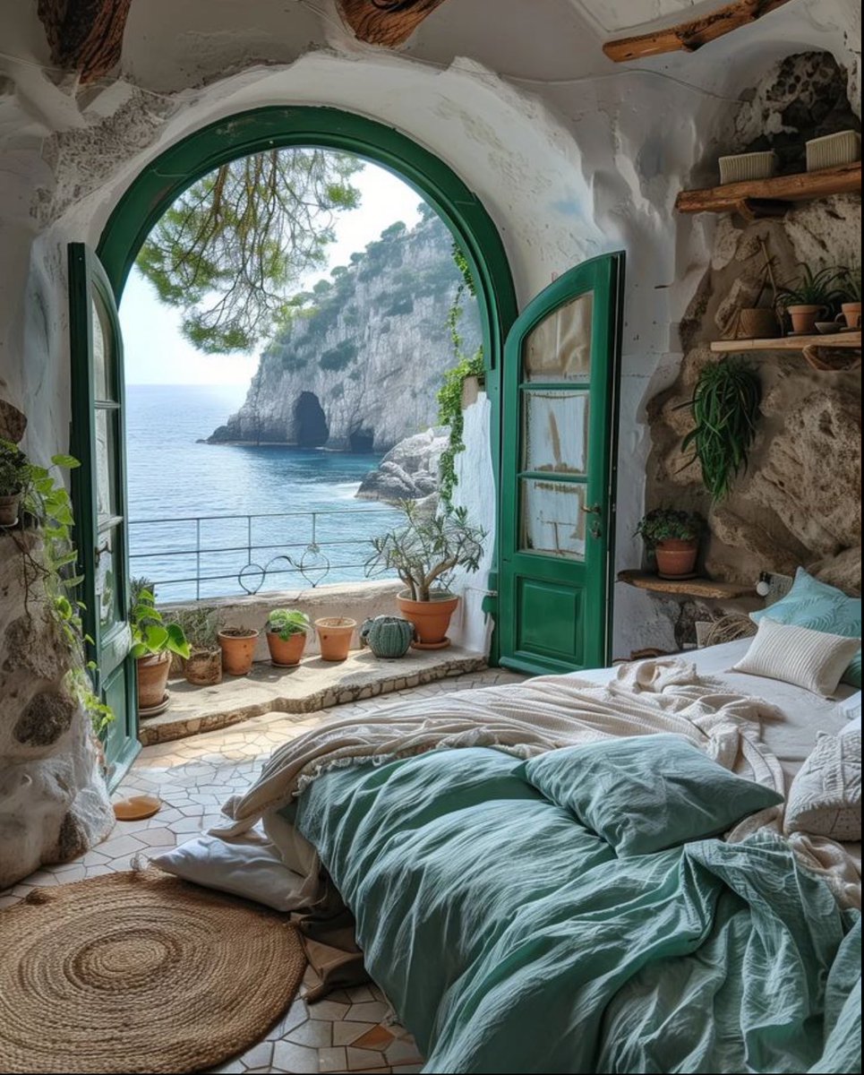 ValentyneDreams's tweet image. A dream of a quiet morning in Capri.