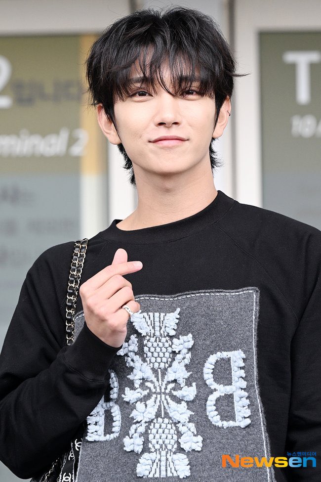 shua_enthusiast's tweet photo. MULLET JOSHUA IS BACK AND WE CHEERED AKJDKE IM GOING CRAZY OVER LONG HAIR SEBONG THEY ALL LOOK SO GOOD 😭😩 https://t.co/kNCVhmpq4I