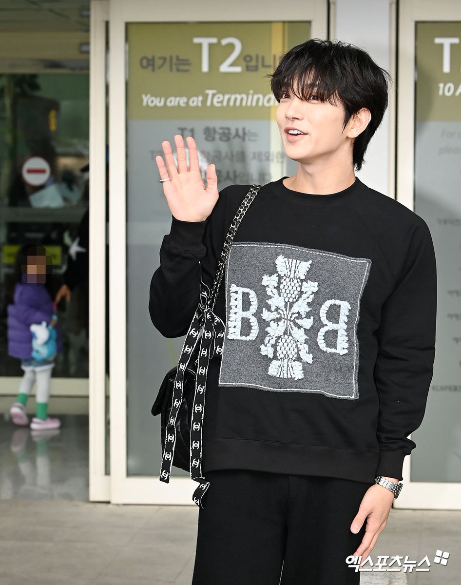 shua_enthusiast's tweet photo. MULLET JOSHUA IS BACK AND WE CHEERED AKJDKE IM GOING CRAZY OVER LONG HAIR SEBONG THEY ALL LOOK SO GOOD 😭😩 https://t.co/kNCVhmpq4I