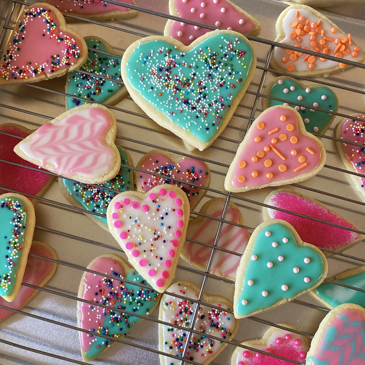 GomezWrites's tweet image. Creativity is something we are all born with. Everyone has it. Just like everyone has a brain. We just use our creativity (and our brains) in different ways. How do you express your creativity? #everyoneiscreative #creativity #creativeplay