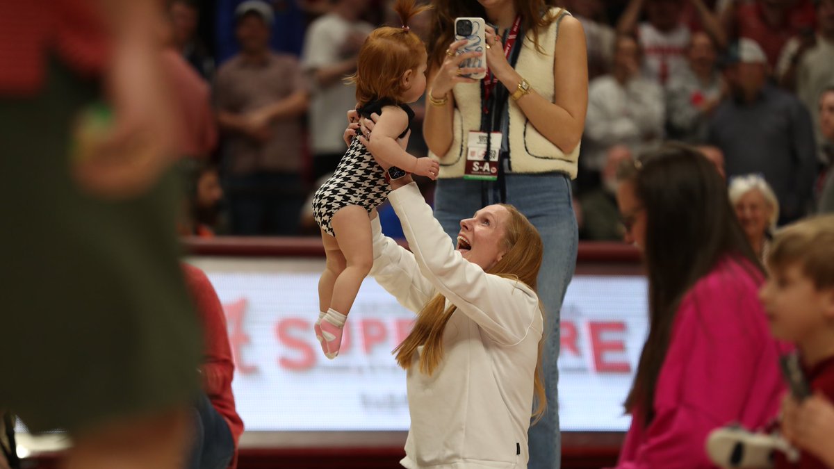 BamaGymnastics's tweet photo. Like mother, like daughter… 🥹 𝐖𝐢𝐧𝐧𝐞𝐫𝐬 𝐖𝐢𝐧. 🏆

Two days before our Power of Pink meet, @ApriessJohnston and Josie bring home the victory in the Baby Race at the @AlabamaMBB game!! 

#FTF | #RollTide https://t.co/H6Xglf0QqJ