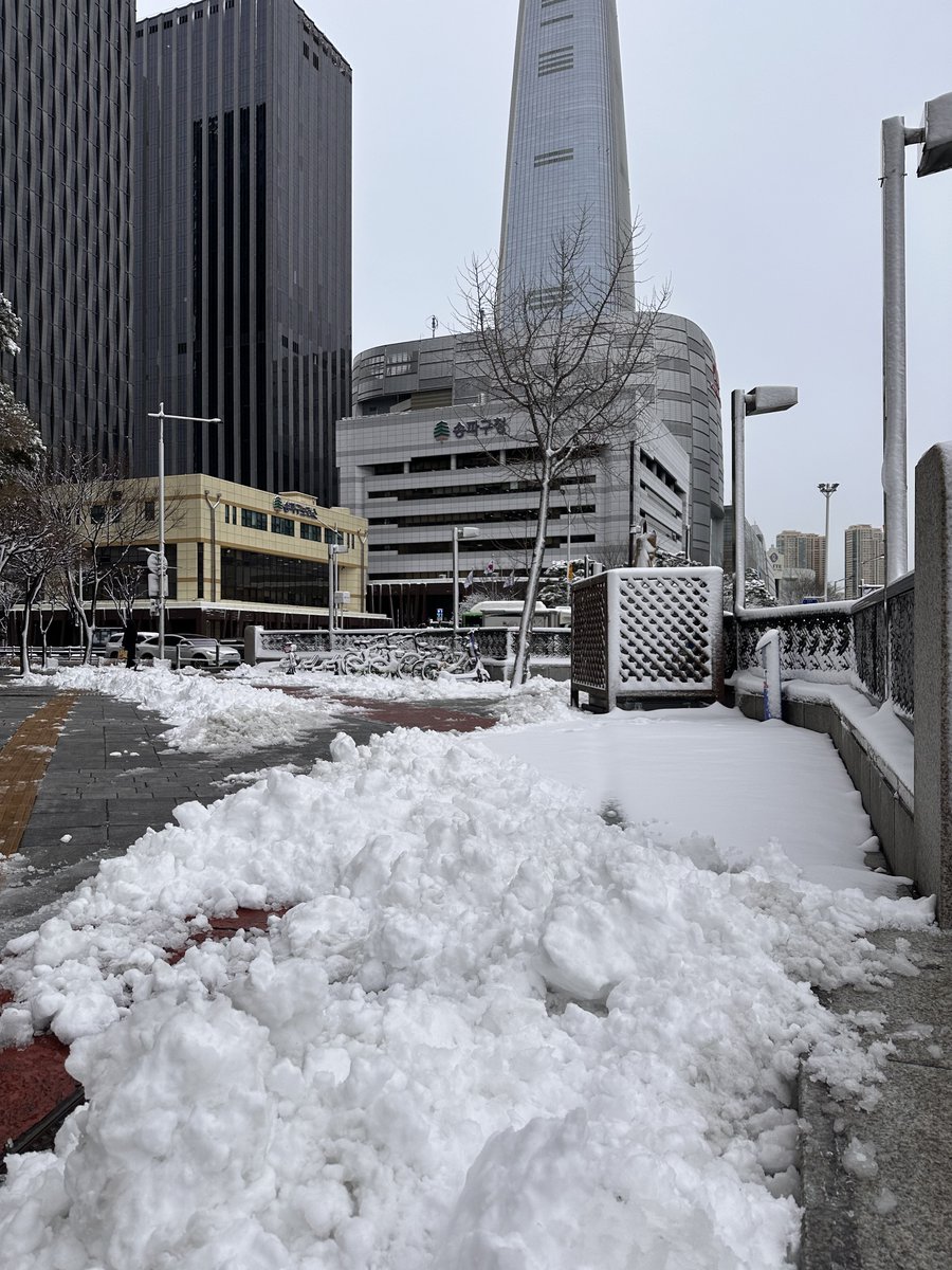 ⚠️빙판길 주의!

어제와 오늘 내린 폭설로 인해 차도와 보도가 미끄러우니 보행시 빙판길 낙상사고에 유의하시기 바라며, 외출시 대중교통을 이용해 주시기 바랍니다. 내 집, 내 점포 앞 눈치우기에 동참해 주시기 바랍니다.

❄️우리 동네 제설함 위치 확인
▶️ safecity.seoul.go.kr:8070/scmyn_cf/map/c…