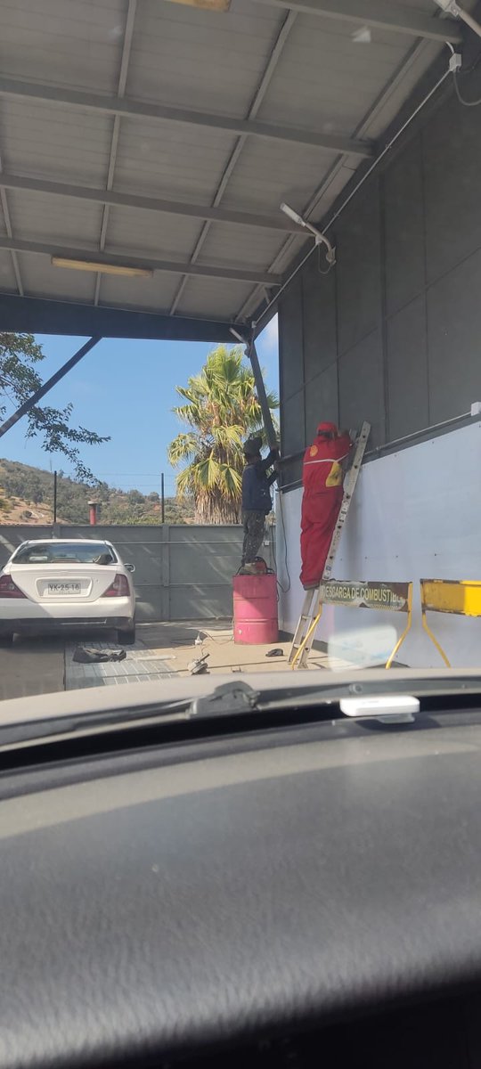 LChorrillana's tweet photo. Hoy me tocó presenciar esto en la bencinera cerca de mi casa en Quilpue....    Soldando al Arco !!!! y surtiendo combustible a pocos mts......   Que pueden decir las autoridades frente a este hecho ?@Shell  @MinEnergia @CHVNoticias @canal13 @TVN @24HorasTVN @SEC_cl   @SaludSsrv https://t.co/NE5nzqCtsK