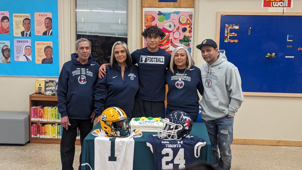 MullyFootball's tweet photo. Today I had the pleasure of welcoming the families of Richview Saint Nikola Vlahovic and Etobicoke Ram Adrian Mohammed to the Varsity Blues FAMILY! https://t.co/dSbIvfk0Dj