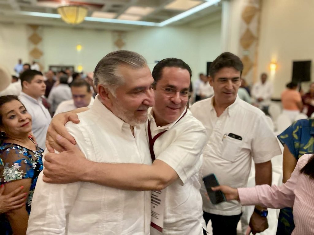 CalicheIRos's tweet photo. Esta tarde asistí a la entrega de la constancia de Javier May @TabascoJavier como Candidato a Gobernador de Tabasco en el Consejo Estatal de Morena, donde estuvo presente @adan_augusto, para hacer un llamado para apoyarlo y acompañarlo en la tarea de consolidar la transformación. https://t.co/W3t8hRbAw7