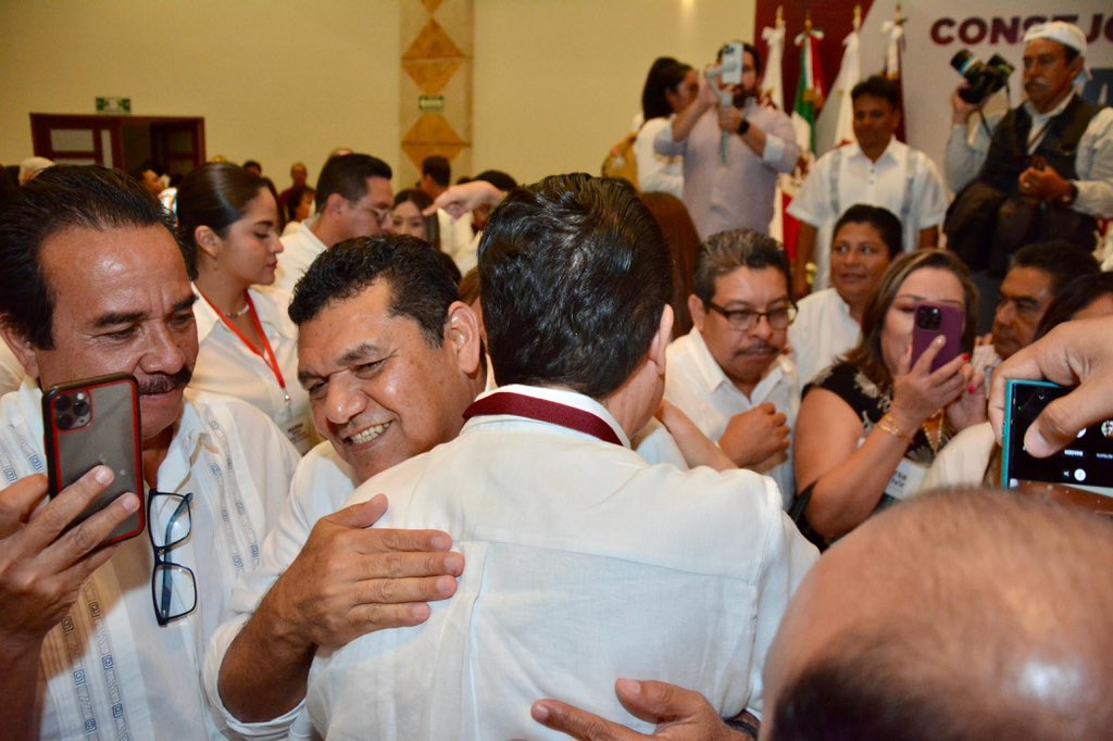 CalicheIRos's tweet photo. Esta tarde asistí a la entrega de la constancia de Javier May @TabascoJavier como Candidato a Gobernador de Tabasco en el Consejo Estatal de Morena, donde estuvo presente @adan_augusto, para hacer un llamado para apoyarlo y acompañarlo en la tarea de consolidar la transformación. https://t.co/W3t8hRbAw7