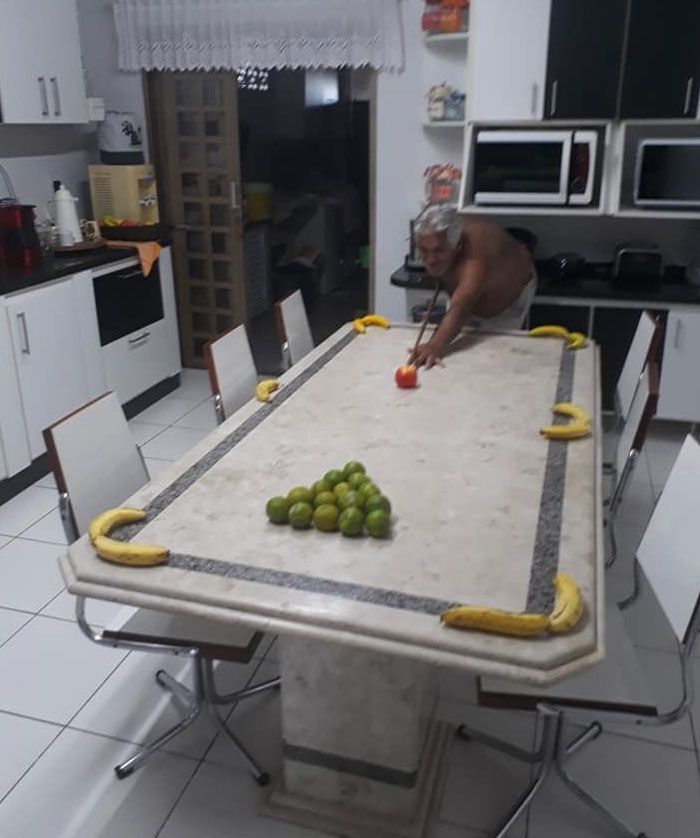 minha mãe: que barulho é esse!? eu na cozinha: