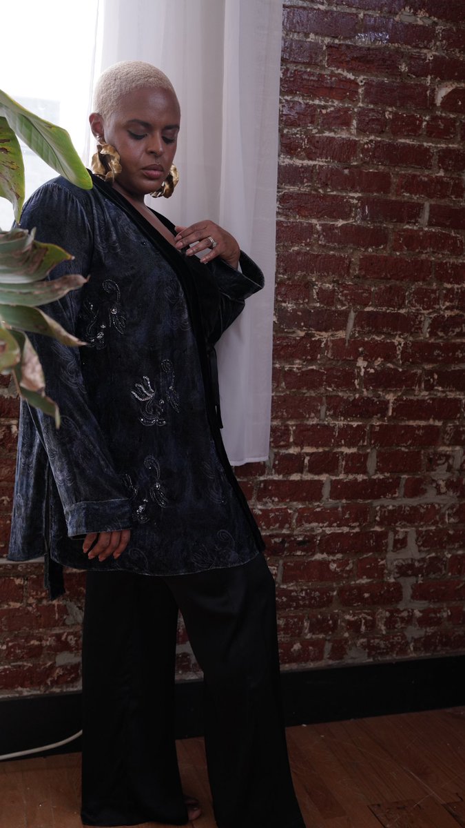 shopjemerite's tweet photo. My favorite piece of the collection, in collaboration with #nyembroiderystudio my Josephine Short Robe in gorgeous silk velvet. Chain stitch and hand beading by #NYES 🖤
https://t.co/q7eXGaYJBS
#jemerite #silkrobe #embroidery #chainstitch #handbeading #velvet #fashion https://t.co/pMSrFkfGES