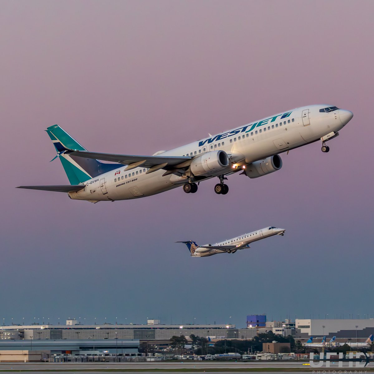 WestJet B737-800 (C-GVWA) departing Houston IAH on 15R with a United Express op by CommuteAir ERJ-145 (N27200) on 15L.  These parallel departures are one of the best things about spotting at IAH. 

#westjet #boeing #boeing737 #boeinglovers #b737 #b737800 #gcvwa #unitedexpress…