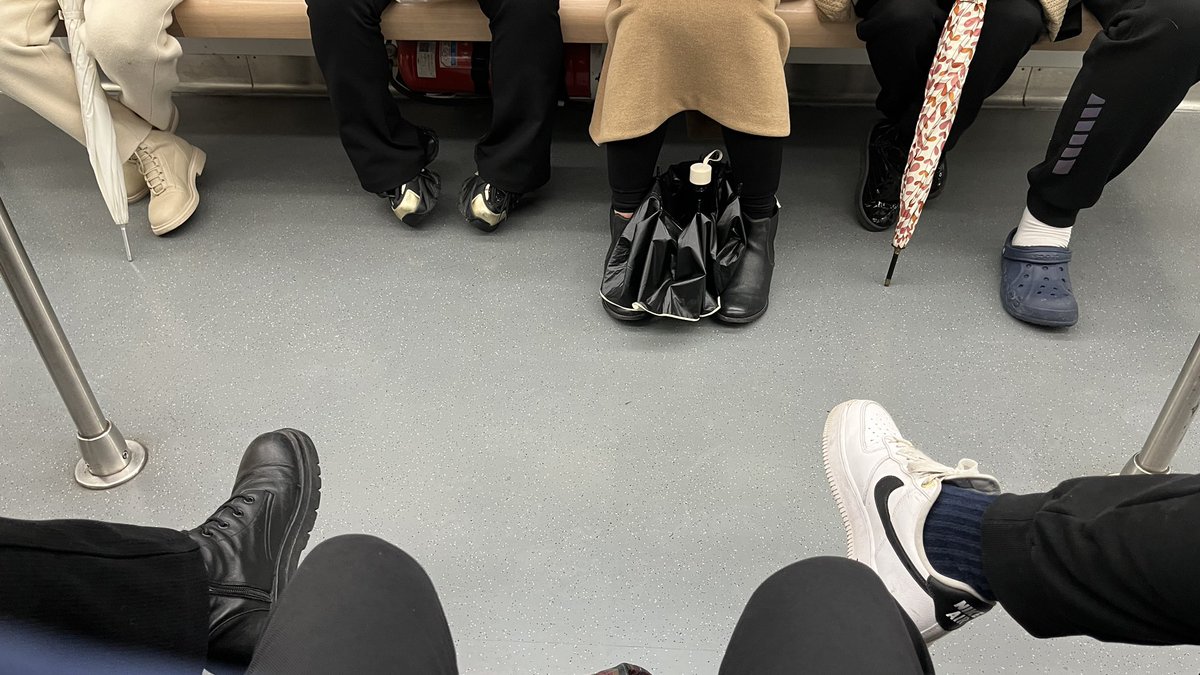 chunrix's tweet photo. 你们不跷二郎腿会死么 #地铁 https://t.co/rBAuJ3zd8x
